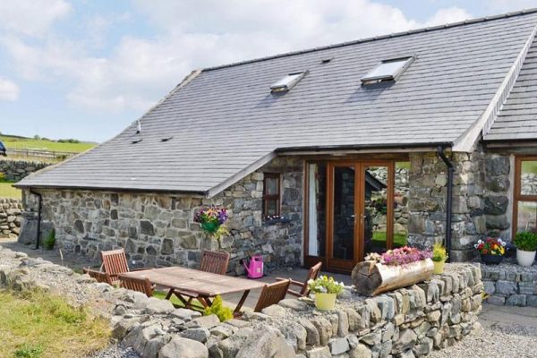 Beudy Hen, Llanfair