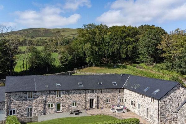 Castell Courtyard, Llanrhaeadr-Ym-Mochnant