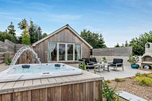 Contemporary Lodge 1, Marldon