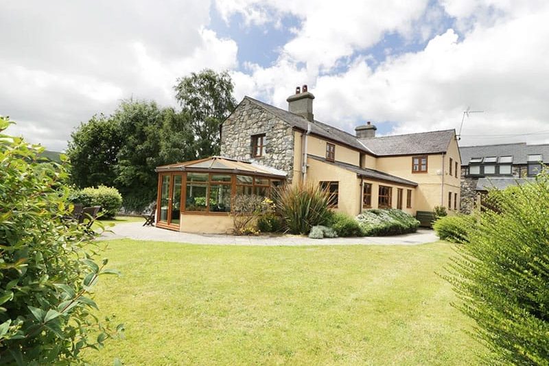 Ddol Helyg Farmhouse, Llanrug