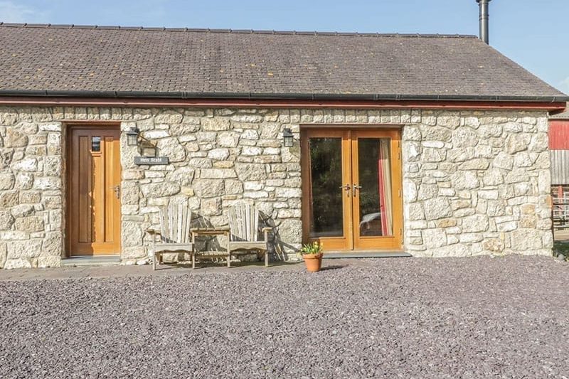 Hen Stabl, Llangoed