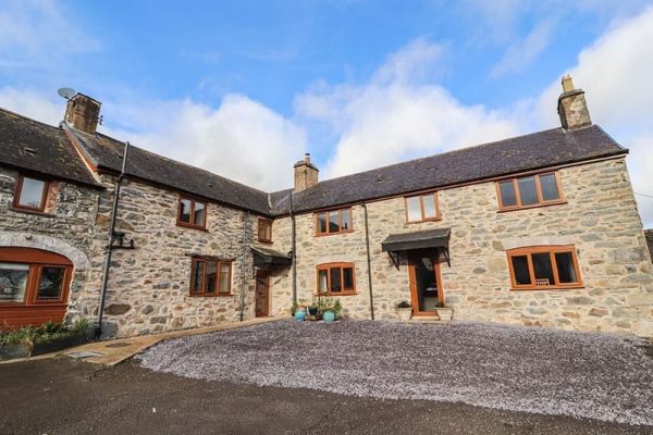 Maestyddyn Farm House, Clawddnewydd