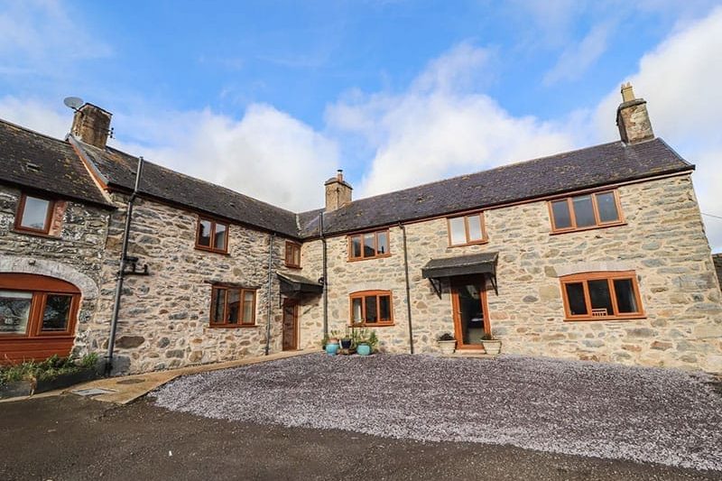 Maestyddyn Farm House, Clawddnewydd