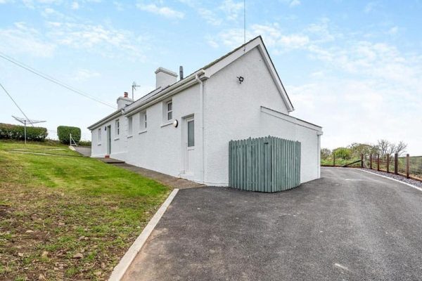 Maesyrhaf, Cross Inn