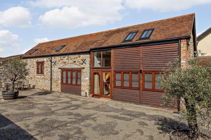 Robin Barn, Trull