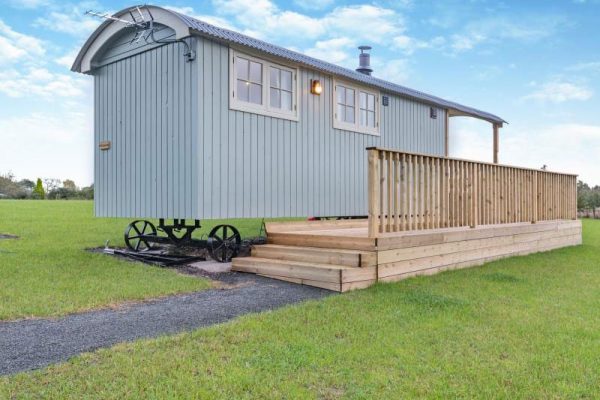 Aimmee’s Lodge – Wallrudding Farm, Doddington | British Farm Stays