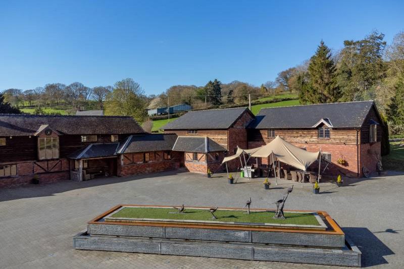 Spacious Barn Conversion 2, Bettws Cedewain