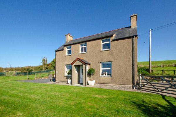 Spacious Farmhouse, Sarn Meyllteyrn