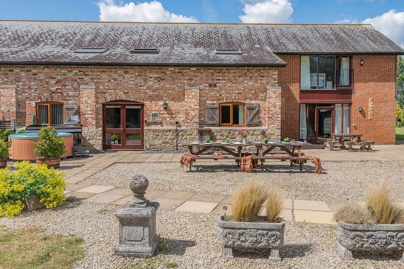 Victoria Albert - The Victorian Barn, Woolland