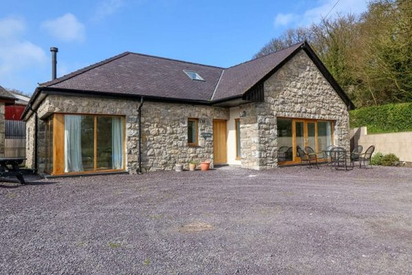 Yr Hen Dairy, Llangoed