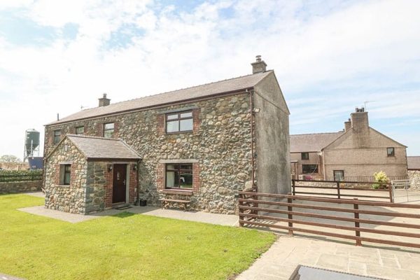 Yr Hen Stabl, Llanwnda